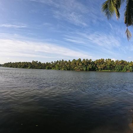 Ambili Riverfront Villa With Party Hall Irimbranallur Exterior photo